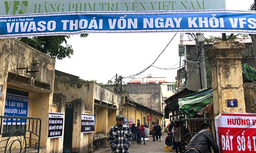 Băng rôn được treo tại cổng của Hãng phim truyện Việt Nam.