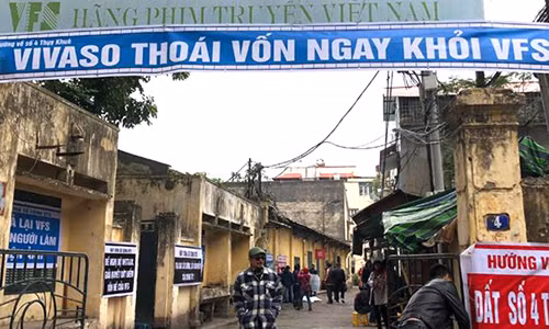 Băng rôn được treo tại cổng của Hãng phim truyện Việt Nam.