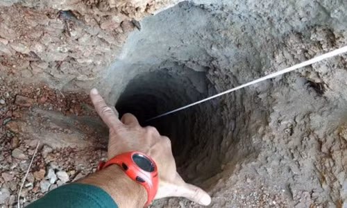 Bé trai 2 tuổi rơi xuống giếng sâu hơn 100 m ở Tây Ban Nha ảnh 1 Chiếc giếng tại thành phố Malaga, Tây Ban Nha, nơi cậu bé 2 tuổi Julen rơi xuống. Ảnh: BBC.