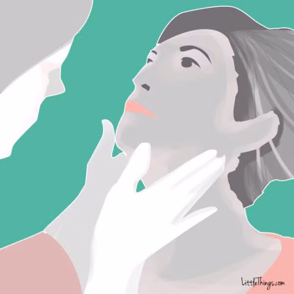 đặt viên đá lạnh lên cổ