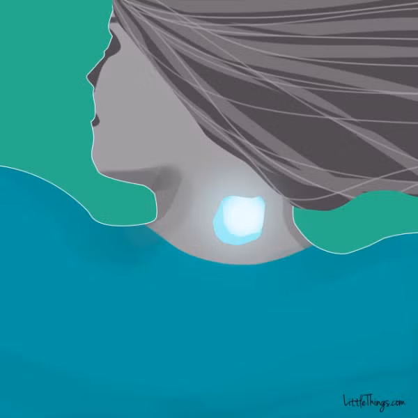 đặt viên đá lạnh lên cổ