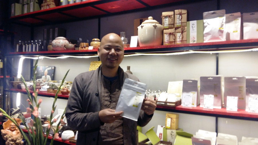 Anh Nguyễn Việt Hùng tự hào giới thiệu sản phẩm trà của mình