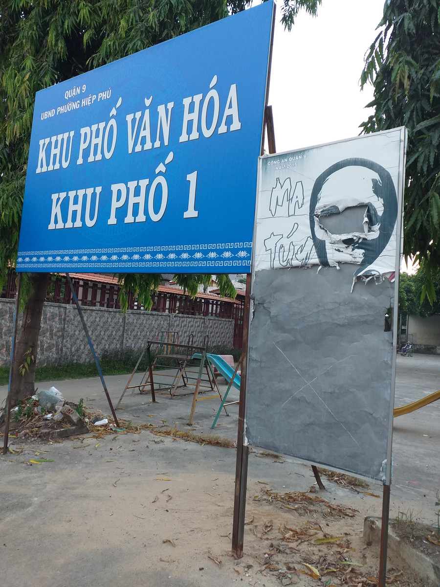 Tấm biển tuyên truyền đã rách tả tơi Tấm biển tuyên truyền đã rách tả tơi