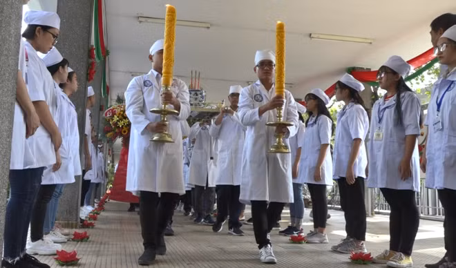 Các sinh viên Đại học Y dược TP HCMtại Lễ tri ân những người hiến xác cho y học chiều 16/1. Ảnh: Lê Phương.