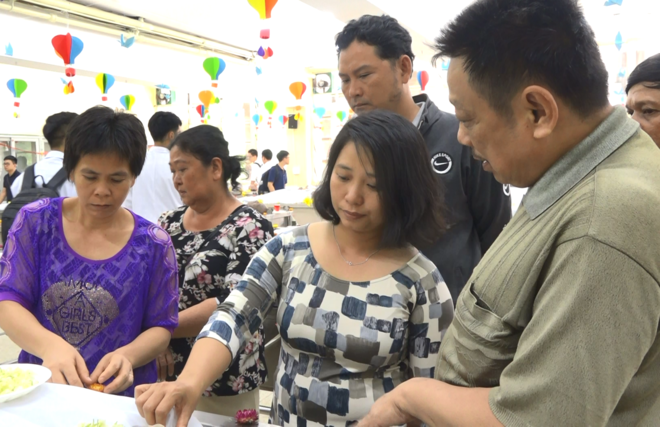 Chị Xuân (ở giữa) cạnh thi hài của bố. Ảnh: Lê Phương.