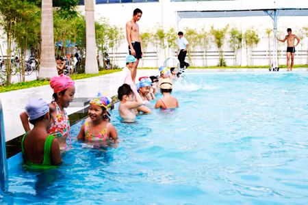 các em học sinh hào hứng với môn tập bơi.ảnh baokhanhhoa
