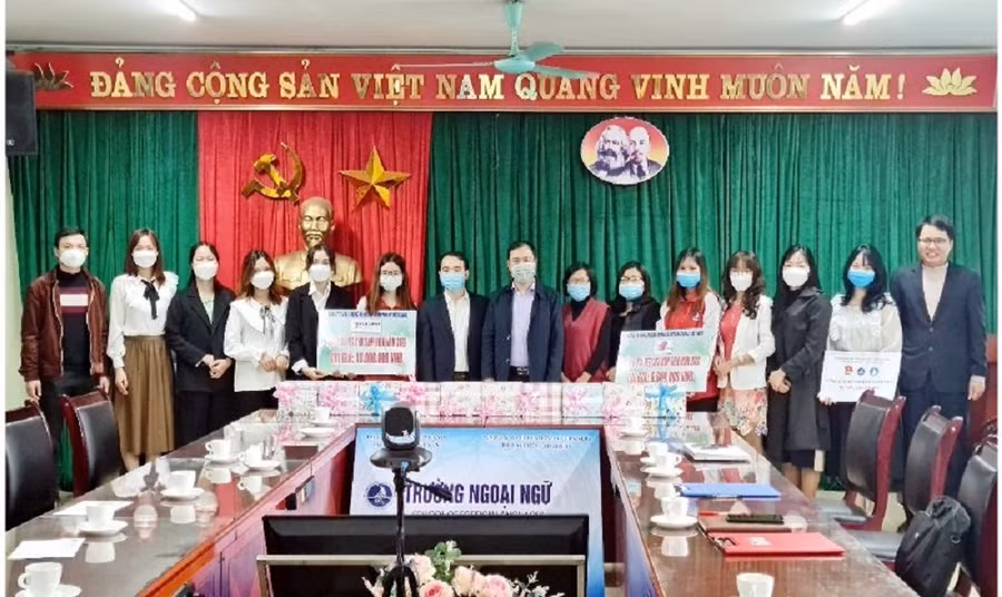 Trường Ngoại ngữ, Đại học Thái Nguyên đã trao 70 suất quà Tết cho sinh viên có hoàn cảnh khó khăn vươn lên trong học tập