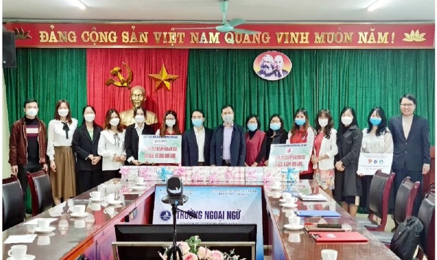 Trường Ngoại ngữ, Đại học Thái Nguyên đã trao 70 suất quà Tết cho sinh viên có hoàn cảnh khó khăn vươn lên trong học tập