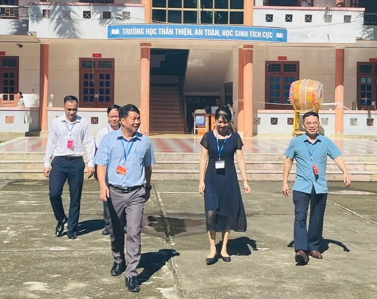 Ông Nguyễn Văn Đoạt - Giám đốc Sở GD&amp;ĐT Điện Biên (ngoài cùng bên phải) đi kiểm tra tại các điểm thi.