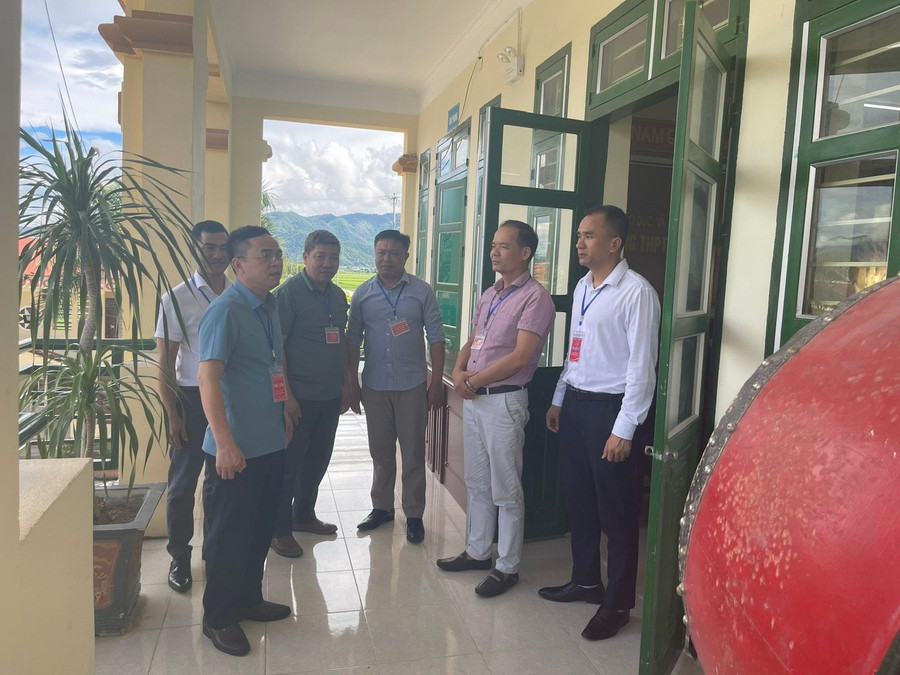 Ông Nguyễn Văn Đoạt - Giám đốc Sở GD&amp;ĐT Điện Biên (áo xanh bên trái) kiểm tra công tác coi thi.