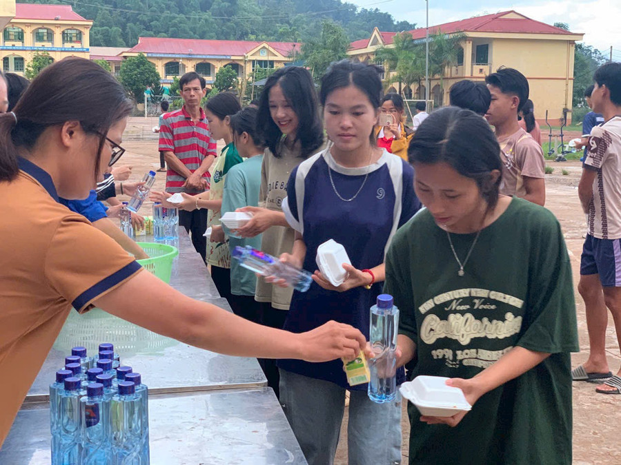 Hàng chục nghìn suất ăn miễn phí được chuyển tặng tiếp sức cho &quot;sĩ tử&quot; trong suốt những ngày thi.