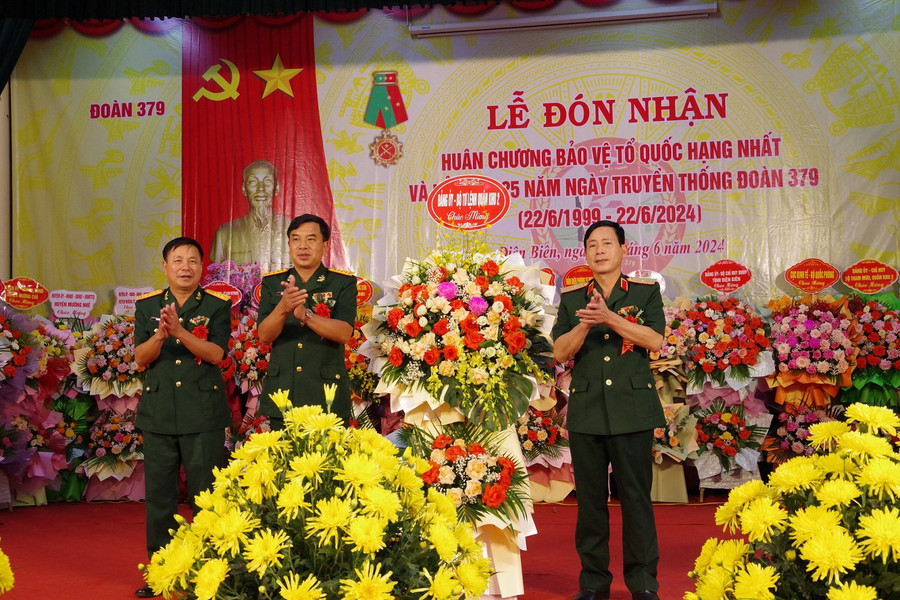 Thiếu tướng Đinh Mạnh Phác, Phó tư lệnh Quân khu 2 (bên trái) tặng hoa chúc mừng Đoàn 379. Thiếu tướng Đinh Mạnh Phác, Phó tư lệnh Quân khu 2 (bên trái) tặng hoa chúc mừng Đoàn 379.