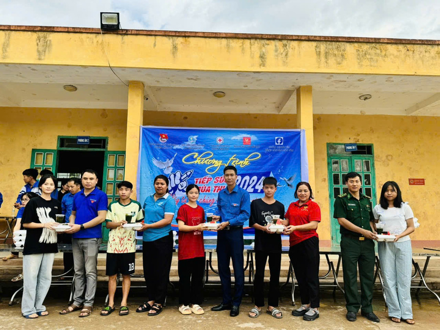 Anh Nguyễn Văn Thúy (thứ 5 từ bên phải) cùng đại diện các đơn vị trao suất ăn cho &quot;sĩ tử&quot; trong chiều 26/6.