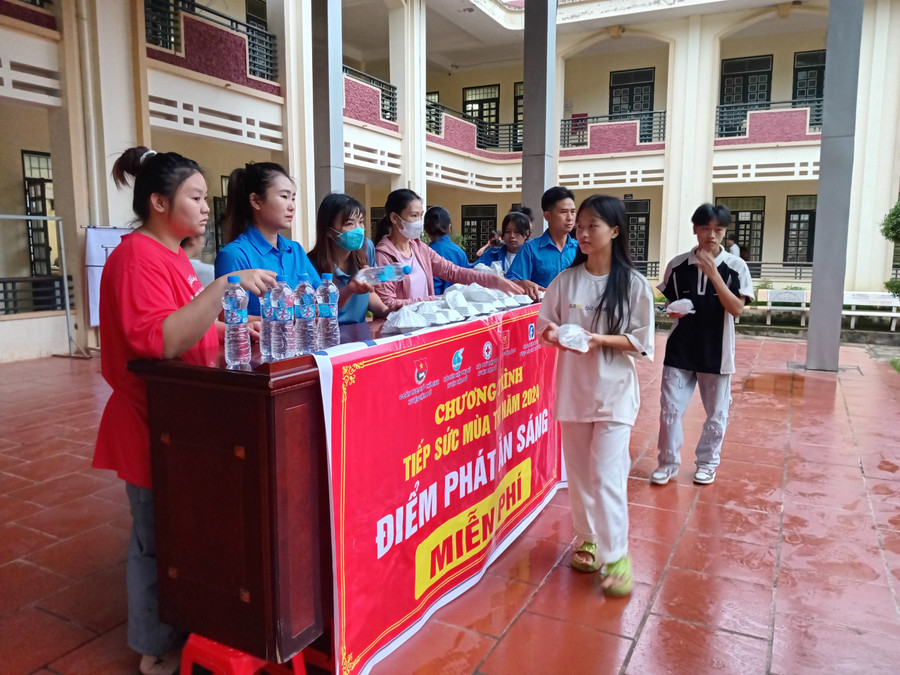 Thí sinh tiếp nhận xôi cho bữa sáng...