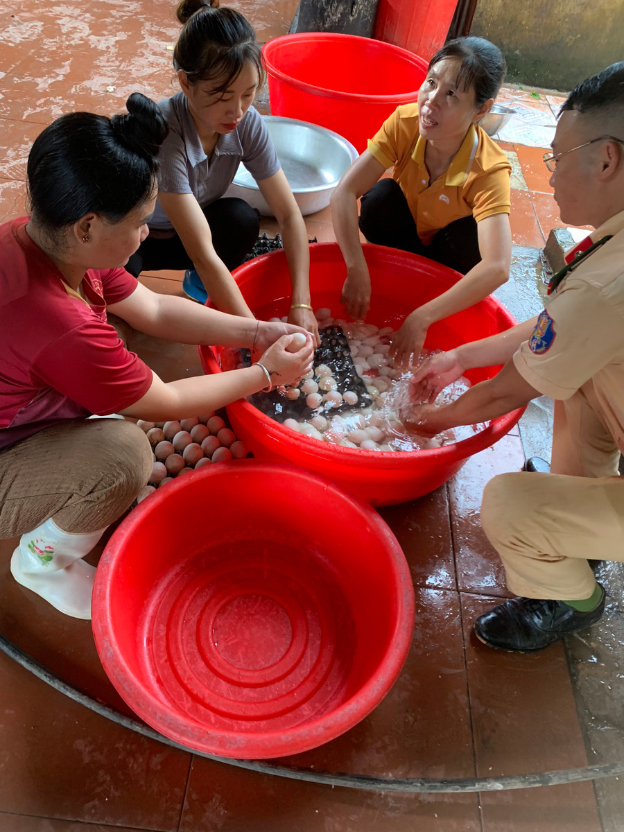 Nấu ăn từ thực phẩm tươi ngon.