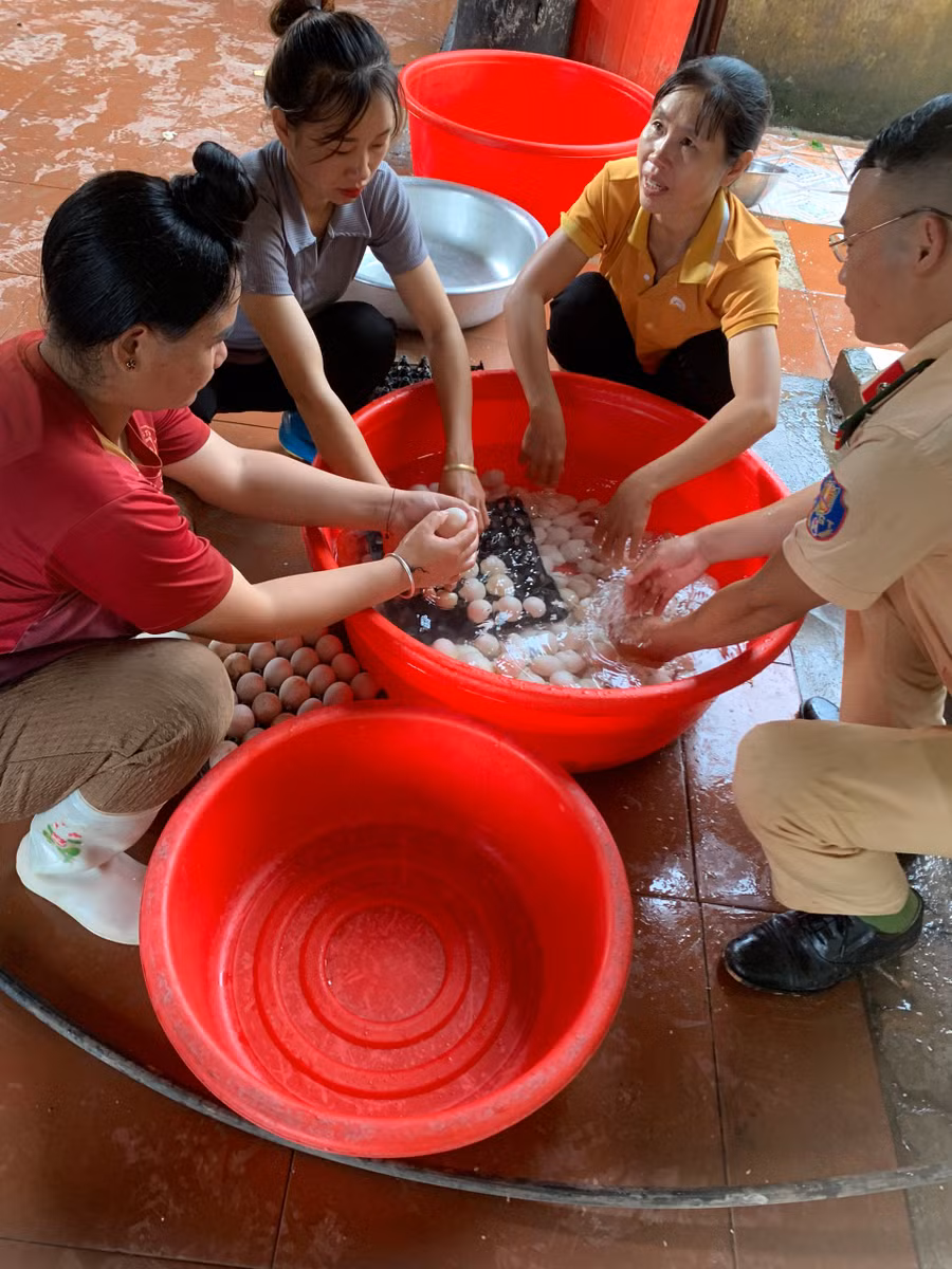 Nấu ăn từ thực phẩm tươi ngon.