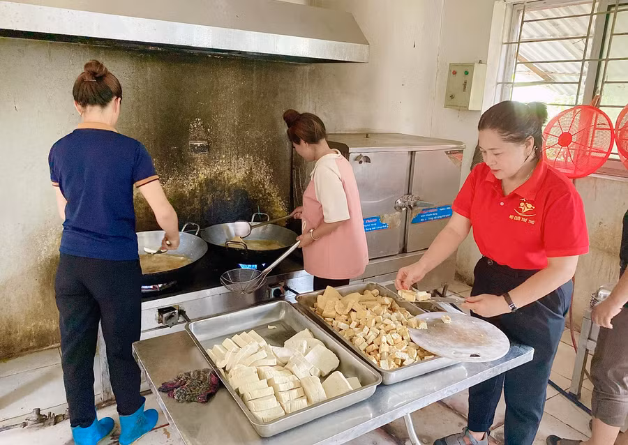 Chuẩn bị bữa trưa cho trò.