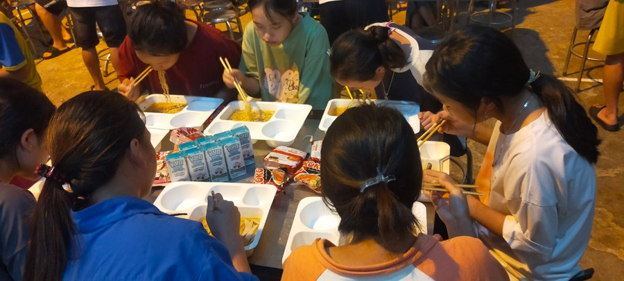 Bát mì tôm pha vội để bước vào ngày thi thứ 2 của học sinh trường THCS-THPT Tả Sìn Thàng.