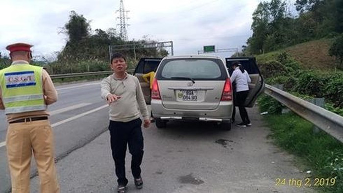 Tạm giữ ô tô của nhóm người ăn nhậu trên cao tốc Nội Bài - Lào Cai ảnh 2