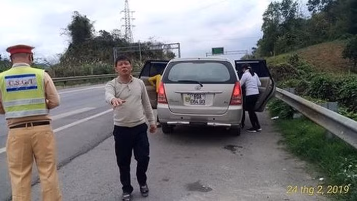 Tạm giữ ô tô của nhóm người ăn nhậu trên cao tốc Nội Bài - Lào Cai ảnh 2