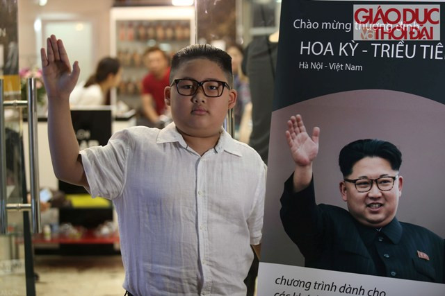 Những vị khách cắt tóc giống kiểu tóc của chủ tịch Kim Jong-un