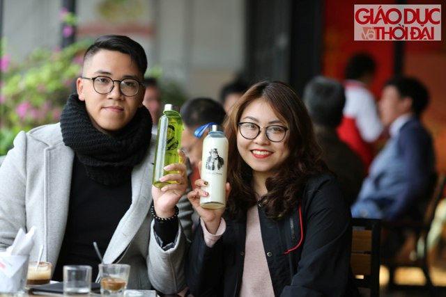 Những chiếc cốc thuỷ tinh in hình Tổng thống Mỹ Donald Trump và chủ tịch Kim Jong-un được bán với giá 60.000 đồng