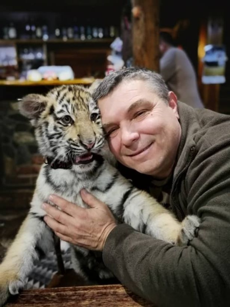 Petr Augustÿn thường xuyên âu yếm các con thú. Ảnh: Barcroft TV.