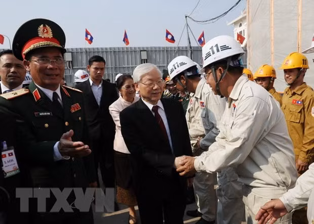 Tổng Bí thư, Chủ tịch nước Nguyễn Phú Trọng với cán bộ, chuyên gia, đang làm việc tại công trình. Ảnh: TTXVN