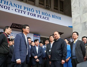 Thủ tướng kiểm tra tại Trung tâm báo chí quốc tế. - Ảnh: VGP Thủ tướng kiểm tra tại Trung tâm báo chí quốc tế. - Ảnh: VGP