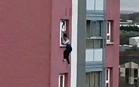 Sự thật hãi hùng phía sau cảnh tượng người phụ nữ lơ lửng bên ngoài tầng 11 