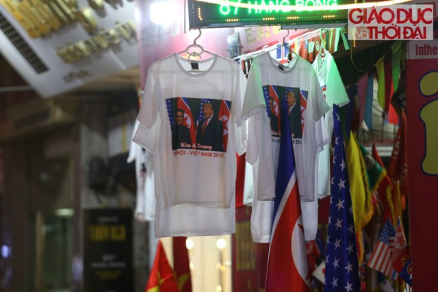 Những chiếc áo in hình Tổng thống Mỹ Donald Trump và chủ tịch Kim Jong-un được bán trên phố Hàng Bông