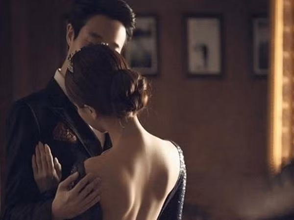 Chết lặng nghe lỏm được cuộc nói chuyện của bạn trai và cô nhân viên mới