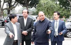Thủ tướng thị sát công tác chuẩn bị tại khu vực hồ Hoàn Kiếm. - Ảnh: VGP Thủ tướng thị sát công tác chuẩn bị tại khu vực hồ Hoàn Kiếm. - Ảnh: VGP