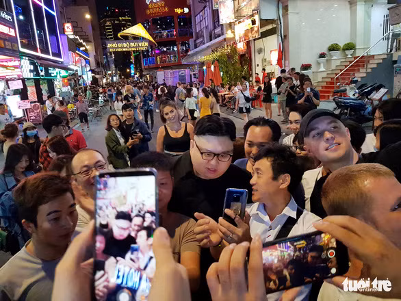 Thêm một Kim Jong Un giả xuất hiện ở Sài Gòn - Ảnh 3.