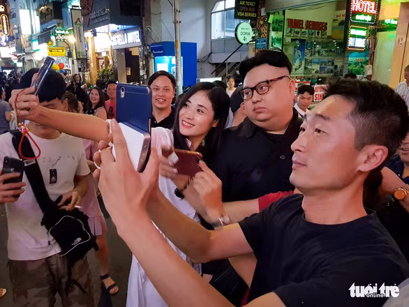 Thêm một Kim Jong Un giả xuất hiện ở Sài Gòn - Ảnh 5.