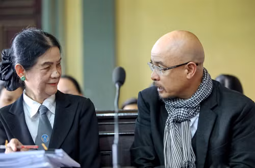 Ông Vũ và luật sư. Ảnh: Thành Nguyễn.