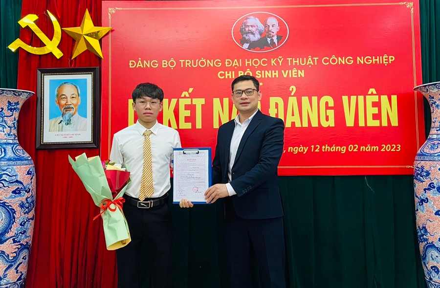 Tham gia xây dựng Đảng, bồi dưỡng, giới thiệu đoàn viên ưu tú cho Đảng xem xét kết nạp vừa là vinh dự, vừa là nhiệm vụ quan trọng của tổ chức đoàn. Tham gia xây dựng Đảng, bồi dưỡng, giới thiệu đoàn viên ưu tú cho Đảng xem xét kết nạp vừa là vinh dự, vừa là nhiệm vụ quan trọng của tổ chức đoàn.