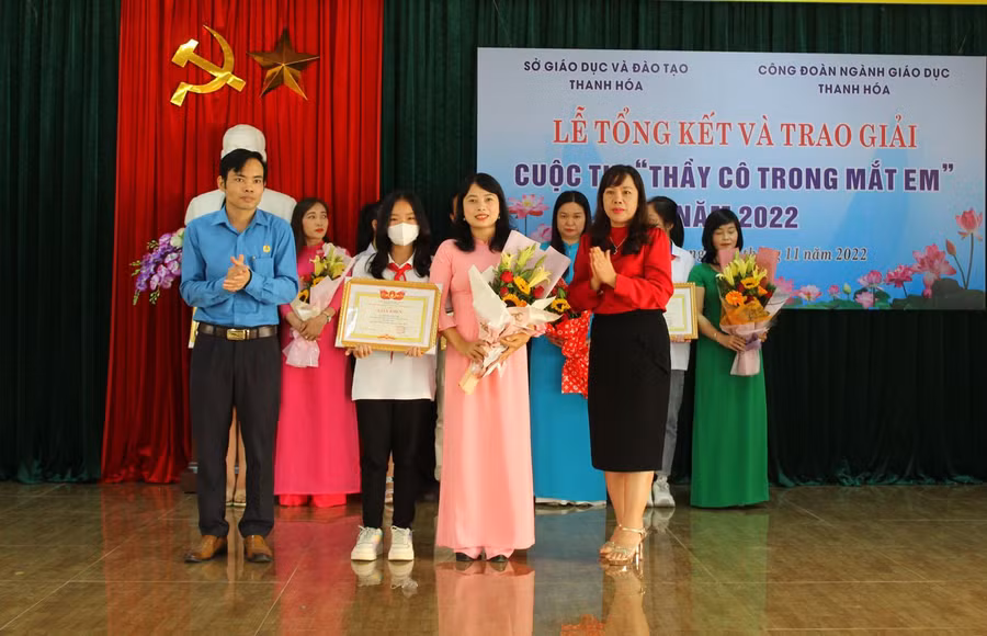 Đại diện cô và trò Trường THCS thị trấn Hà Trung nhận giải Nhất với tác phẩm “Người mẹ hiền thứ 2”.