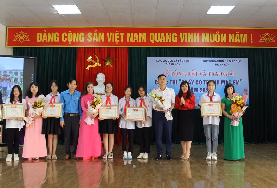 Bà Bùi Thị Thanh - Phó Giám đốc Sở GD&amp;ĐT Thanh Hóa, ông Trần Văn Bình - Chủ tịch Công đoàn ngành GD trao thưởng cho tác phẩm đoạt giải Nhất.