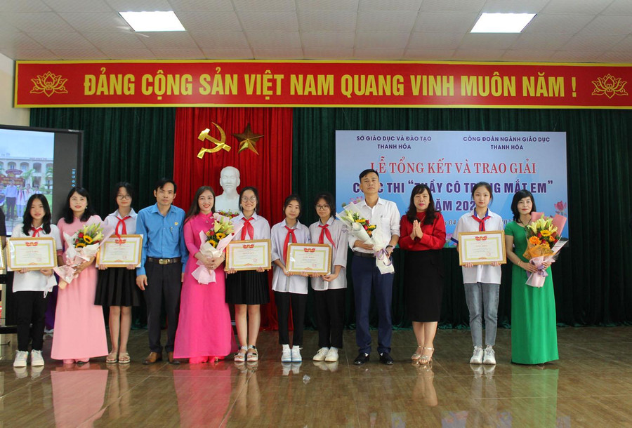 Bà Bùi Thị Thanh - Phó Giám đốc Sở GD&ĐT Thanh Hóa, ông Trần Văn Bình - Chủ tịch Công đoàn ngành GD trao thưởng cho tác phẩm đoạt giải Nhất. Bà Bùi Thị Thanh - Phó Giám đốc Sở GD&ĐT Thanh Hóa, ông Trần Văn Bình - Chủ tịch Công đoàn ngành GD trao thưởng cho tác phẩm đoạt giải Nhất.