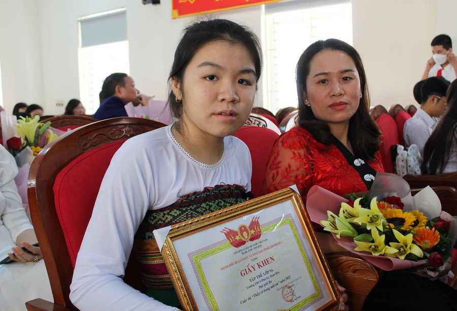 Cô Hà Thị Tấm và học trò Trường THCS Phú Lệ (Quan Hóa) tại buổi trao giải. Cô Hà Thị Tấm và học trò Trường THCS Phú Lệ (Quan Hóa) tại buổi trao giải.