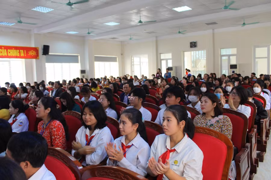 Đông đảo thầy cô và học trò đến từ nhiều trường THCS, THPT trên địa bàn Thanh Hóa.