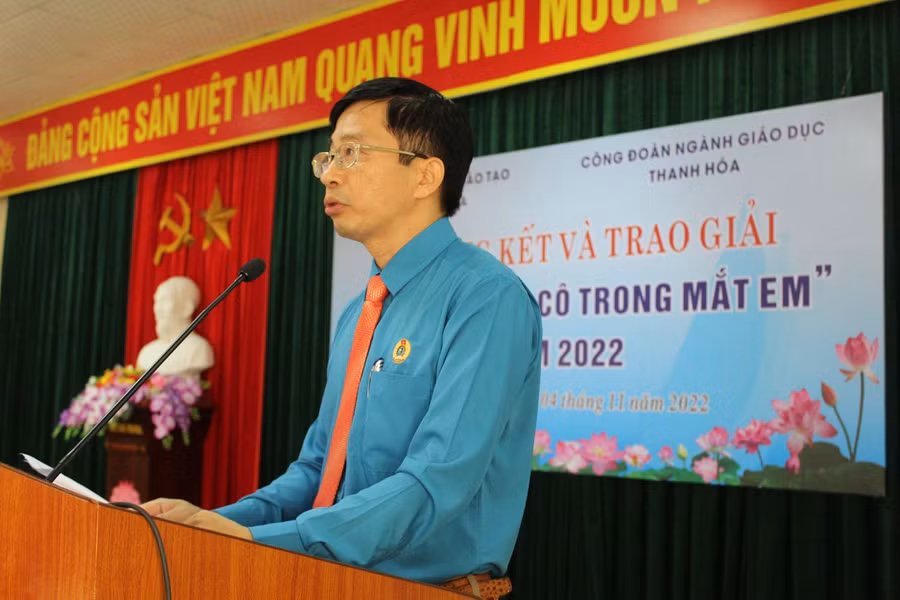 Ông Lê Đình Dụng - Phó Chủ tịch Công đoàn ngành GD Thanh Hóa phát biểu.