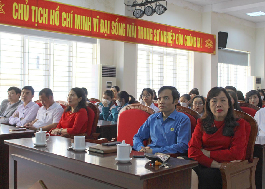 Bà Bùi Thị Thanh - Phó Giám đốc Sở GD&ĐT Thanh Hóa (bìa phải), ông Trần Văn Bình - Chủ tịch Công đoàn ngành GD Thanh Hóa tham dự buổi lễ. Bà Bùi Thị Thanh - Phó Giám đốc Sở GD&ĐT Thanh Hóa (bìa phải), ông Trần Văn Bình - Chủ tịch Công đoàn ngành GD Thanh Hóa tham dự buổi lễ.