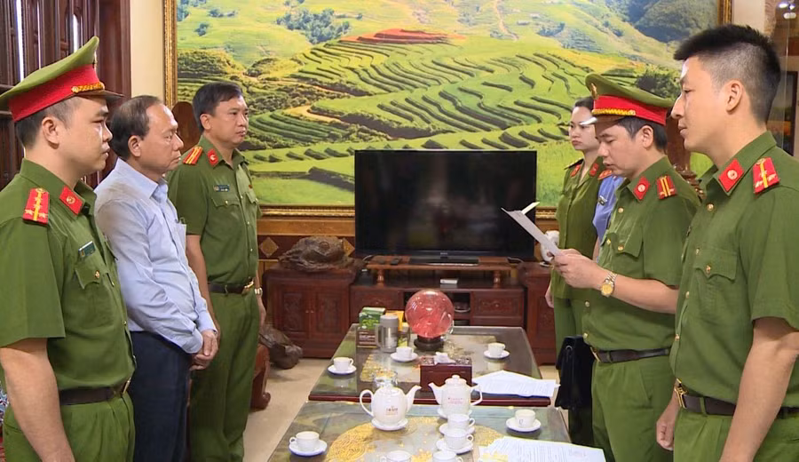 Cơ quan CSĐT Công an tỉnh thi hành lệnh bắt tạm giam đối với Cầm Bá Xuân. 