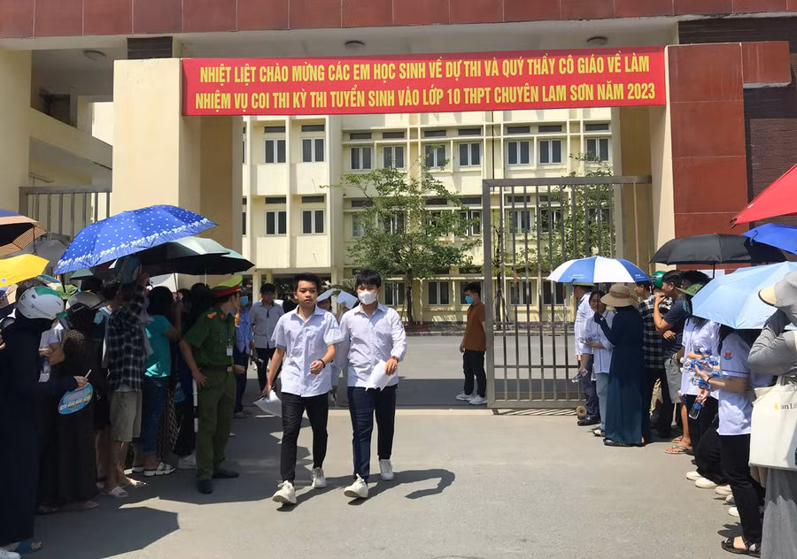 Thí sinh hoàn thành bài thi vào lớp 10 THPT chuyên Lam Sơn năm học 2023-2024. Ảnh: LT.