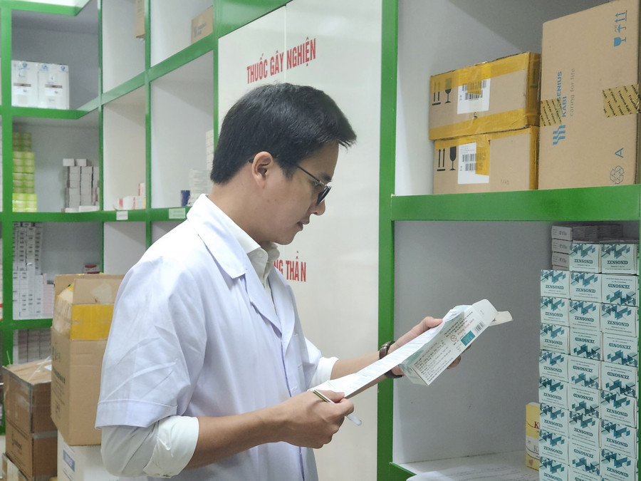 Dược sĩ Phạm Văn Trường, người xây dựng "Không gian đọc Yên". (Ảnh: NT).