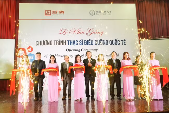  Đại diện trường ĐH Duy Tân và ĐH Fooyin Đài Loan căt băng khai giảng chương trình đào tạo thạc sĩ ngành điều dưỡng quốc tế. 