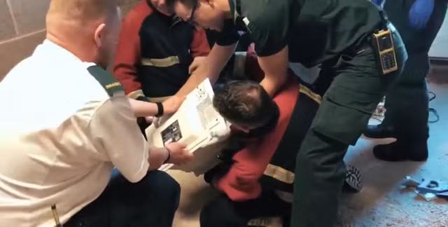 Một đội cứu hộ đã được huy động đến để giải thoát chàng trai