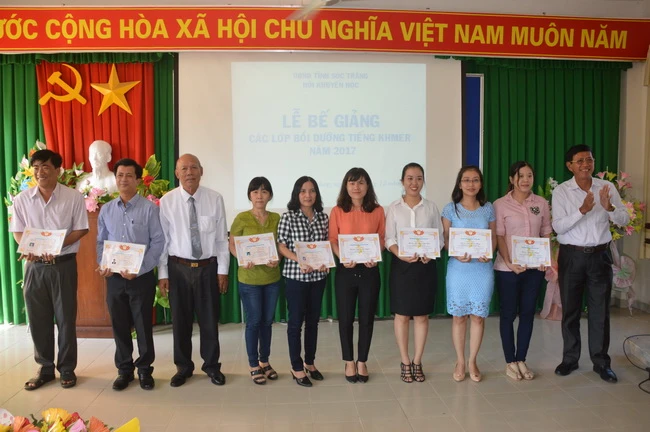 Khen thưởng cá học viên có thành tích cao trong học tập